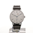 Tangente Datum Gangreserve von Nomos Glashütte